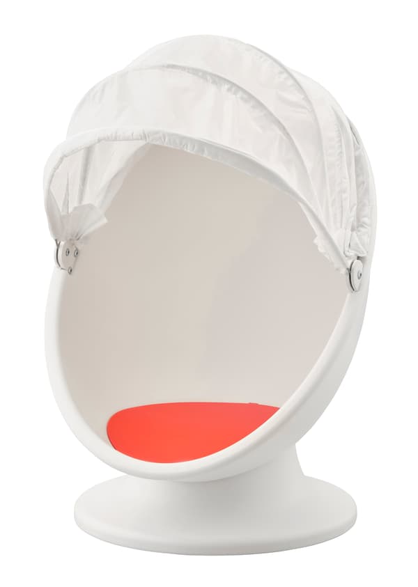 Un fauteuil pivotant blanc avec un coussin rouge.