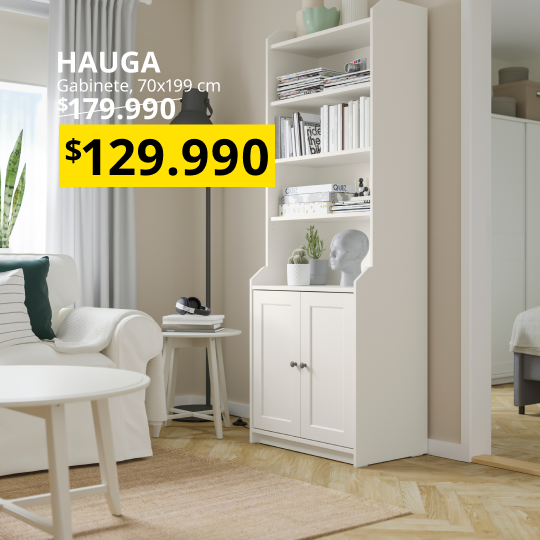 Un gabinete HAUGA con repisas y puertas en la parte inferior especial para un living con su precio especial de $129.990 durantw febrero.