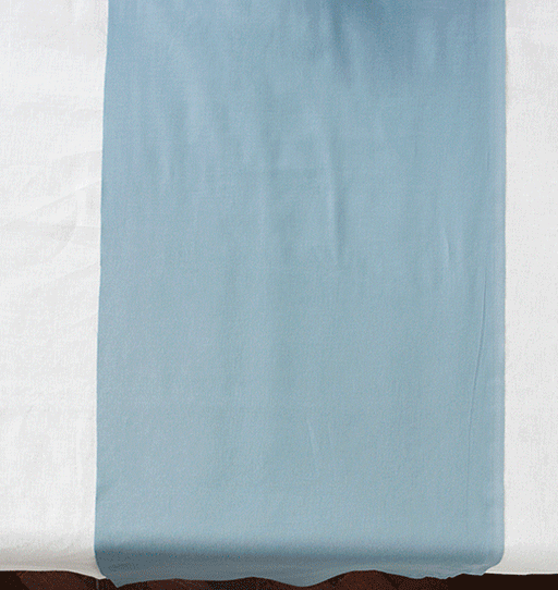 Un GIF amosa como dispoñer os pratos e as cuncas sobre a mesa.