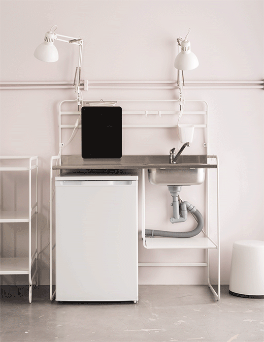 Un GIF d’una minicuina d’acer inoxidable blanc SUNNERSTA contra una paret que es munta i es desmunta fàcilment.