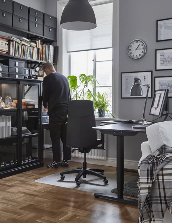 Un GIF d’una persona que es mou per una oficina domèstica de disseny ergonòmic.