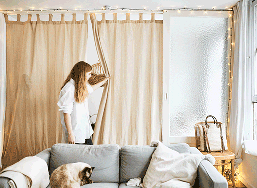 Un GIF d’Yvet ouvrant et fermant les rideaux qu’elle utilise comme séparateur de pièce.