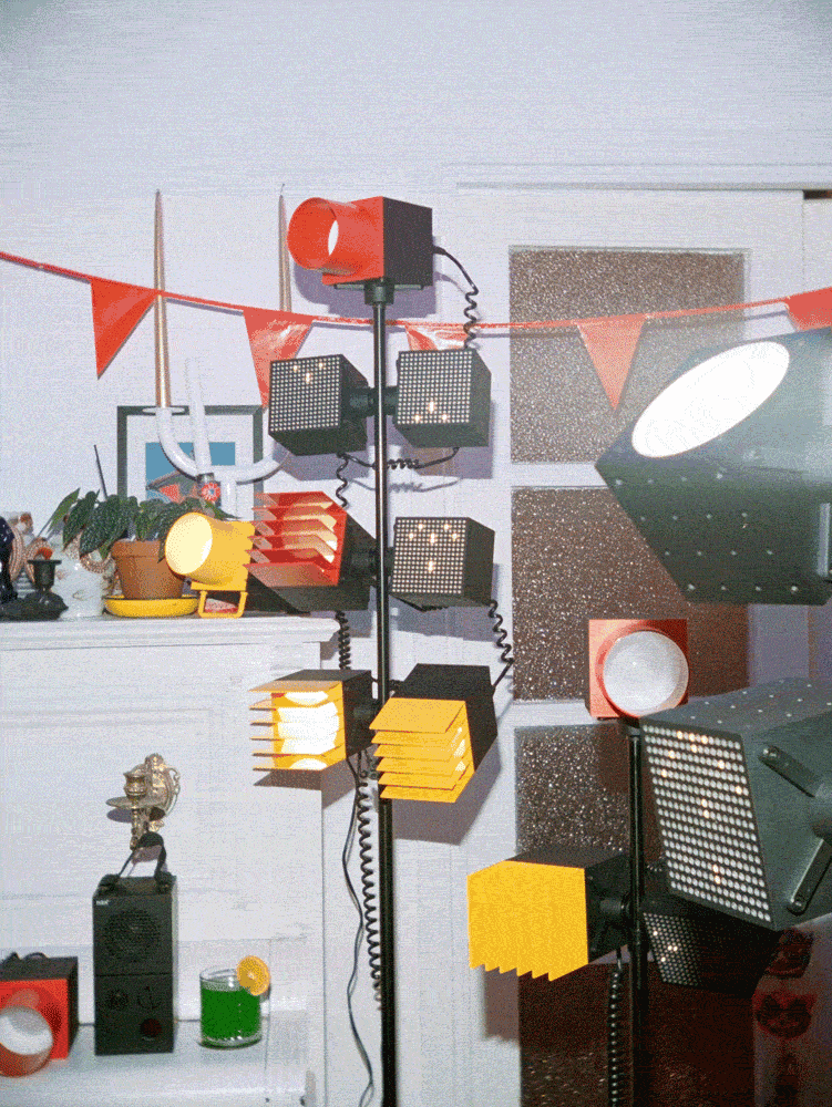 Un GIF no que se ve un salón preparado para unha festa, con dous grandes focos negros que se moven de lado a lado.