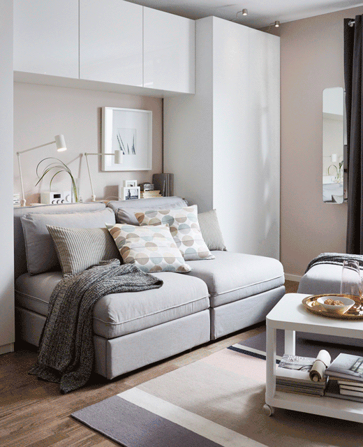 Un GIF que amosa a transformación de dúas unidades de sofá modular IKEA VALLENTUNA grises que se converten nunha cama para dous.