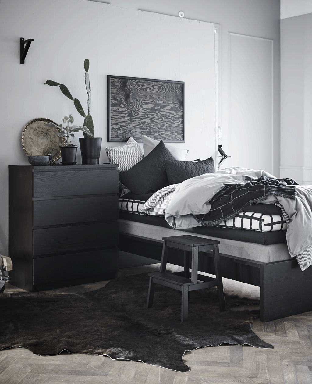Un GIF que amosa como dispoñer dunha cama adicional nun dormitorio empregando uns colchóns e un dosel.