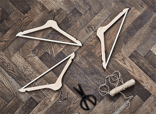 Un GIF que mostra com es crea un expositor de joies amb tres penja-robes de fusta massissa IKEA BUMERANG.