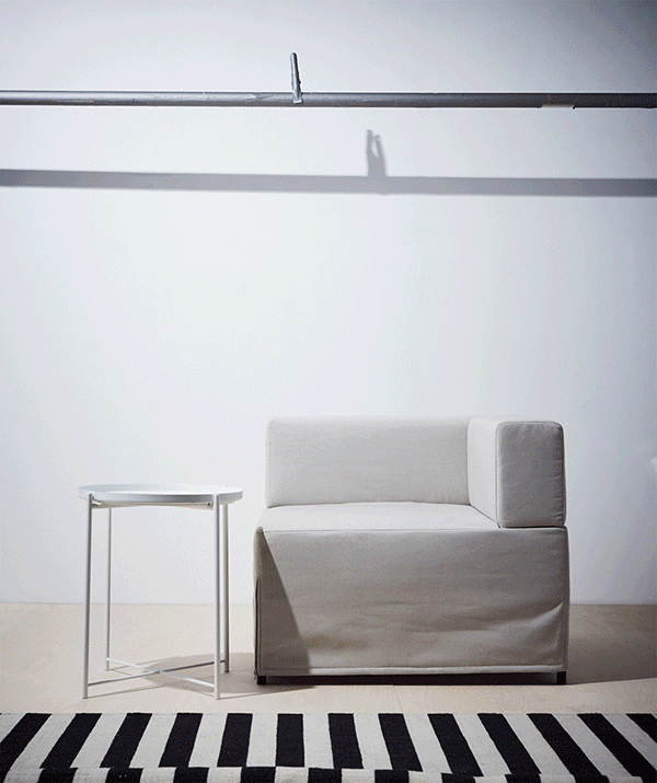 Un GIF que mostra unha mesa e unha cadeira rodeándose de coloridos accesorios de decoración para o fogar.