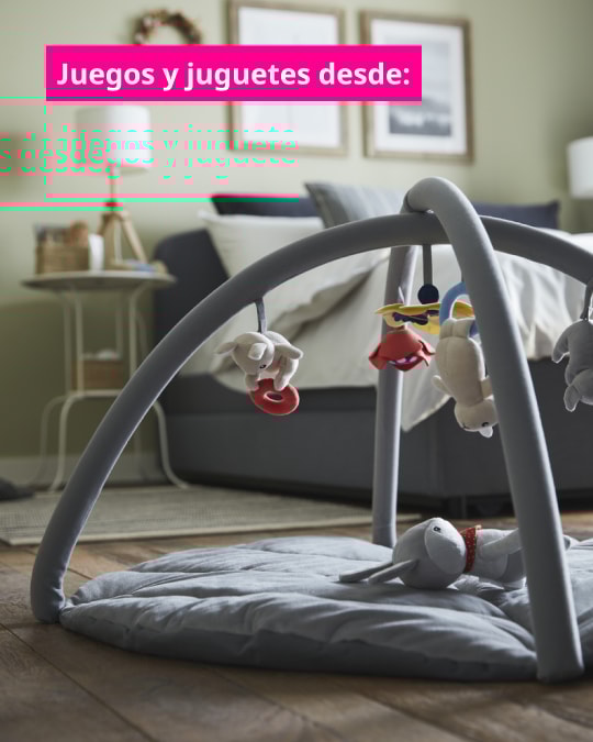 Un gimnasio para bebé en un living donde se ve un sofá de fondo.