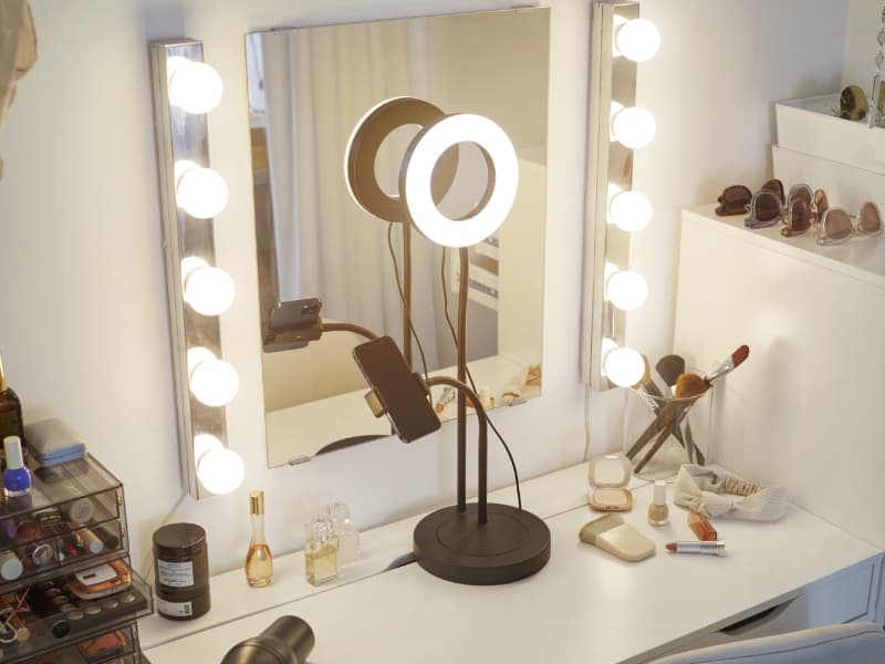 Un gos als peus del sofà on descansa el seu propietari, que l'està acariciant