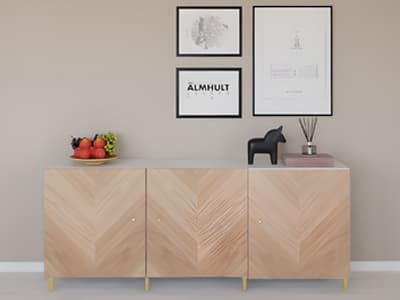 Un grand buffet avec des façades HEDEVIKEN en placage chêne qui donnent à votre rangement un aspect unique et vous permet de dissimuler l'intérieur.
