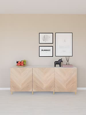 Un grand buffet avec des façades HEDEVIKEN en placage chêne qui donnent à votre rangement un aspect unique et vous permet de dissimuler l'intérieur.