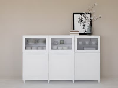 Un grand buffet traditionnel blanc qui vous permet d'organiser vos affaires et d'exposer vos accessoires favoris.