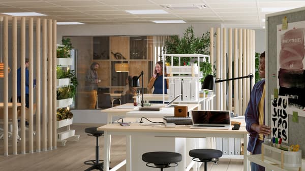 Un grand bureau paysager moderne avec, au centre, des bureaux MITTZON assis/debout.
