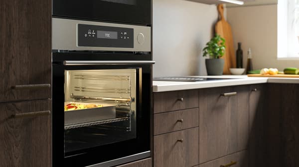 Un gros plan d’un four dans une cuisine IKEA