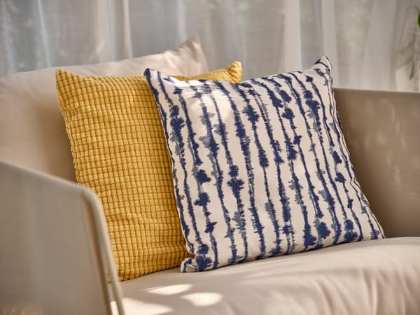 Un gros plan sur des coussins bleus et jaunes.
