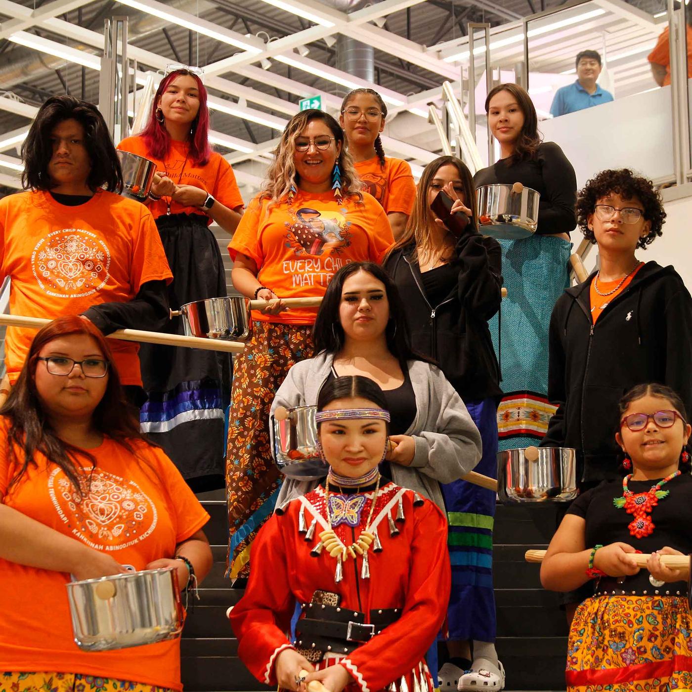 Un groupe de personnes est dans les escaliers.