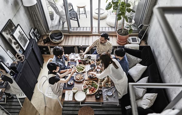 Un gruppo di amici a tavola.