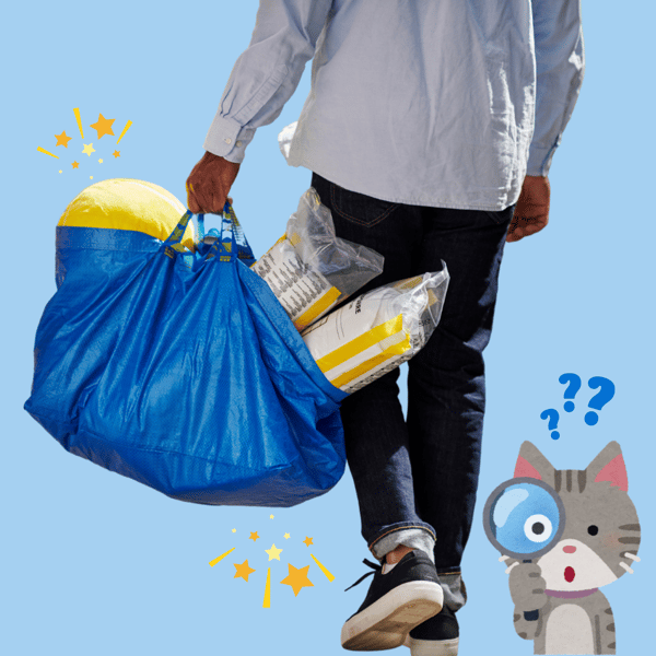 Un homme avec un sac contenant des produits IKEA à côté d'un chat avec une loupe