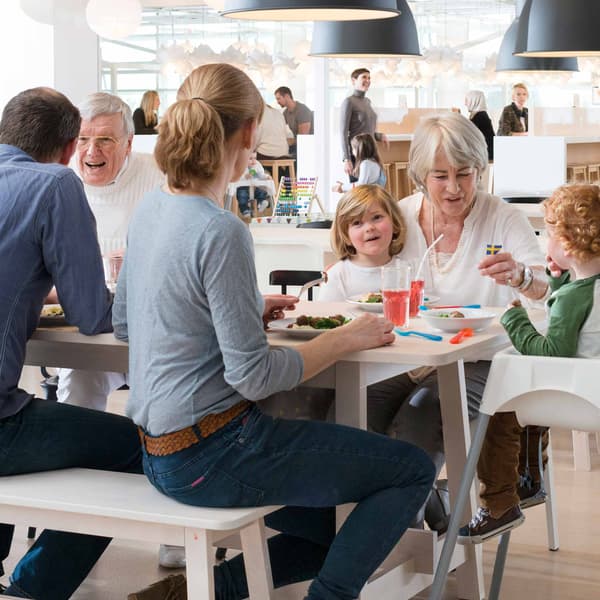 Un homme et une femme âgés dégustent un repas avec leur famille dans un Restaurant suédois.
