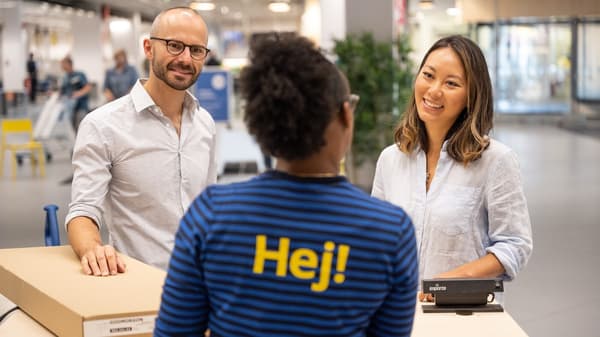 Un homme et une femme parlent à une collaboratrice IKEA.