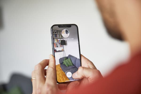 Un homme prend en photo son intérieur avec l'outil de réalité augmentée IKEA Kreativ