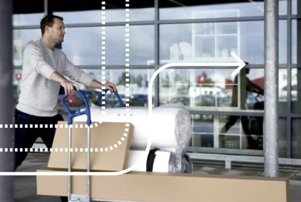 Un homme qui pousse un caddie IKEA
