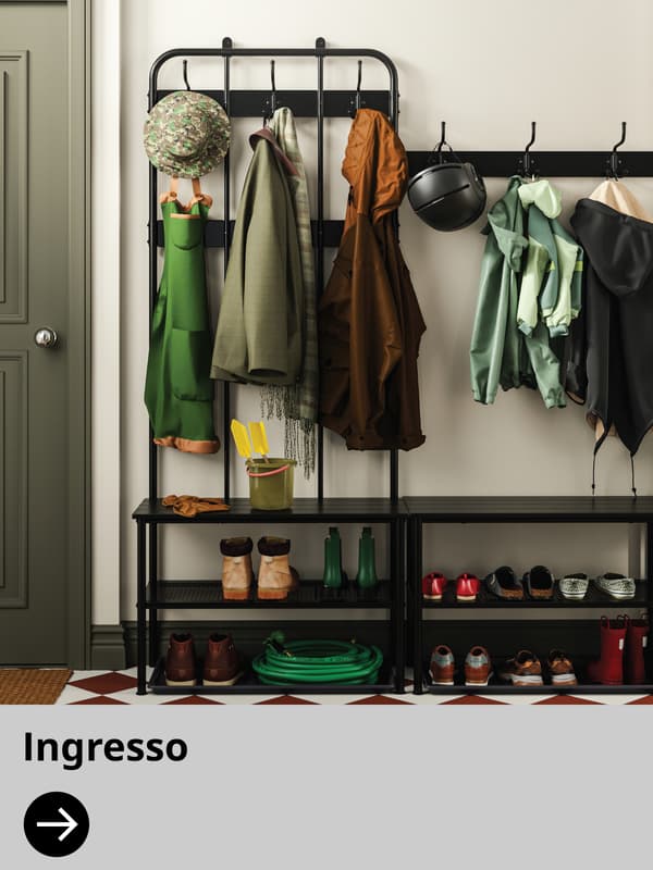 Un ingresso con attaccapanni e rastrelliere. Ci sono scarpe e vari indumenti appesi.