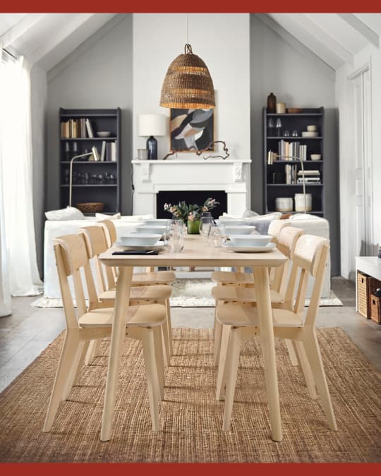 Un juego de comedor de madera de 6 puestos.