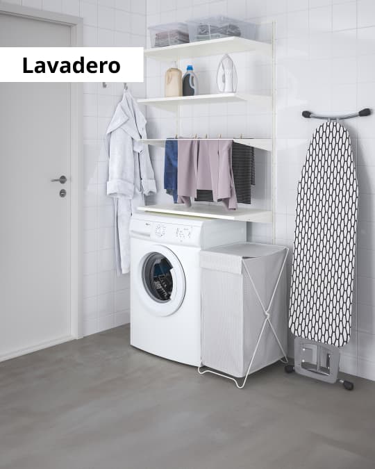 Un lavadera con repisas sobre la lavadora y al costado un cesto para ropa sucia de IKEA.