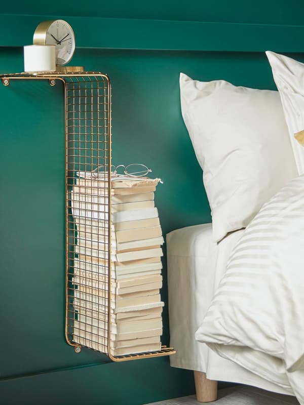 Un letto con uno scaffale da parete SVENSHULT. 