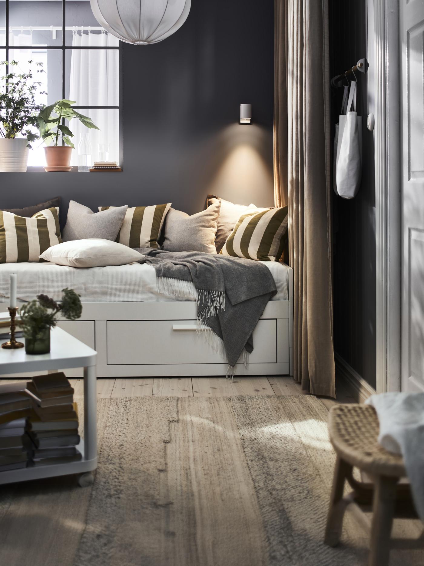 Un letto divano con cuscini posto in un soggiorno