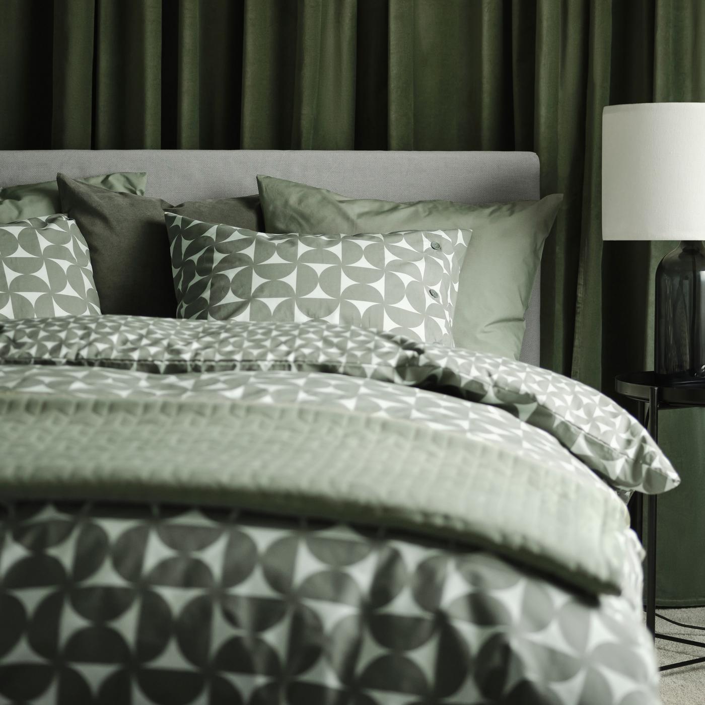 Un letto imbottito con 4 contenitori, Kabusa grigio chiaro, GLADSTAD, con biancheria da letto ÄNGSNEJLIKA grigio/verde.