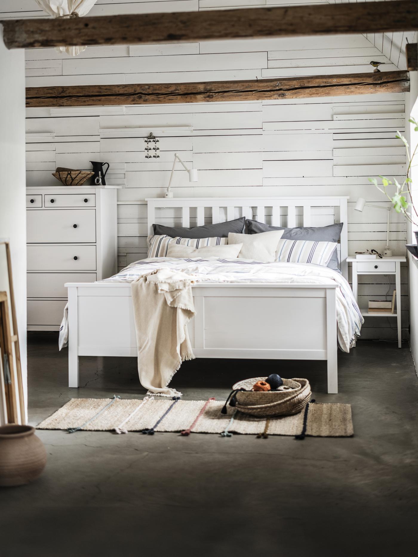 Un letto matrimoniale a una piazza e mezza in una camera da letto