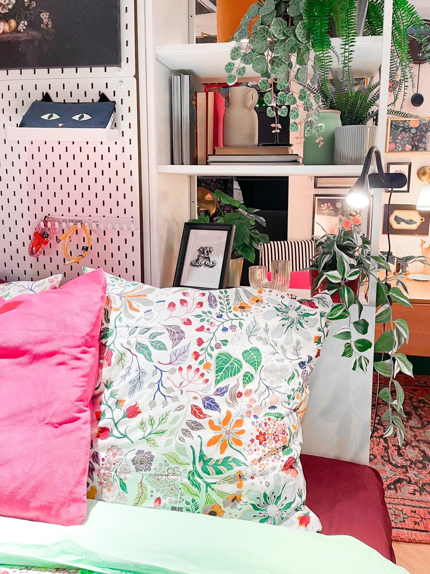 Un lit dans une petite chambre