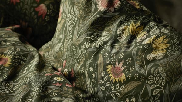 Un lit entouré de rideaux à motifs, de couleurs vertes et jaunes