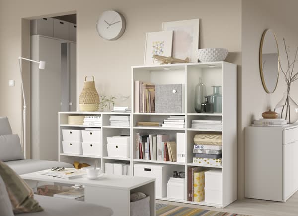 Un living con un gran estante HEMNES con cajas organizadoras en sus repisas.