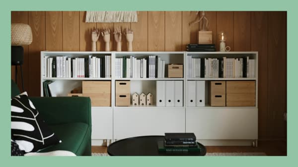 Un living organizado con estantes y organizadors pequeños de IKEA.