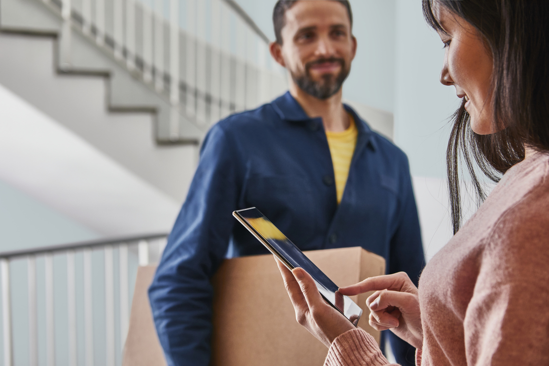 un livreur et une cliente