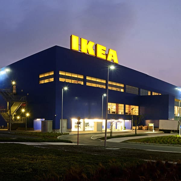 Un magasin IKEA la nuit.