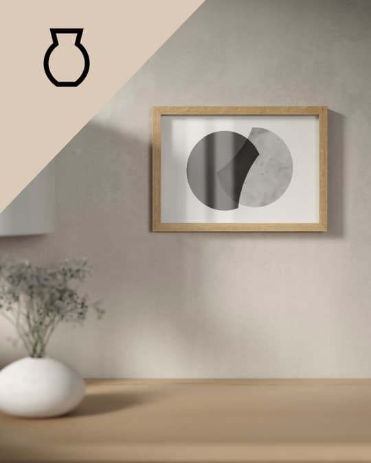 Un marco de foto de madera colgado en una pared sobre un mueble de madera.