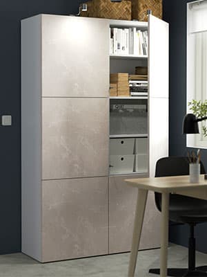 Un meuble de rangement avec des portes ouvertes BERGSVIKEN beiges dans une salle à manger.