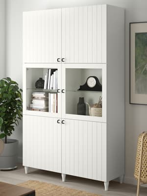 Un meuble de rangement BESTA avec des façades SUTTERVIKEN. Le meubl est composé de deux vitrines.