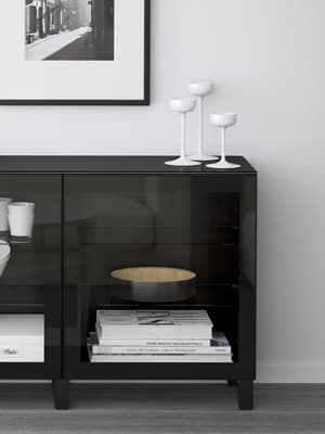 Un meuble de rangement BESTA avec des portes vitrées GLASSVIK.
