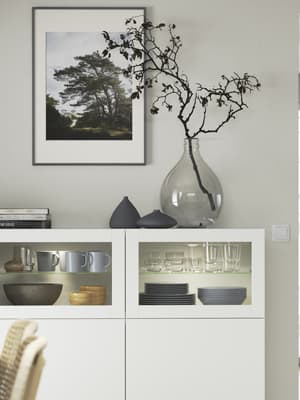 Un meuble de rangement BESTA avec des portes vitrées SINDVIK