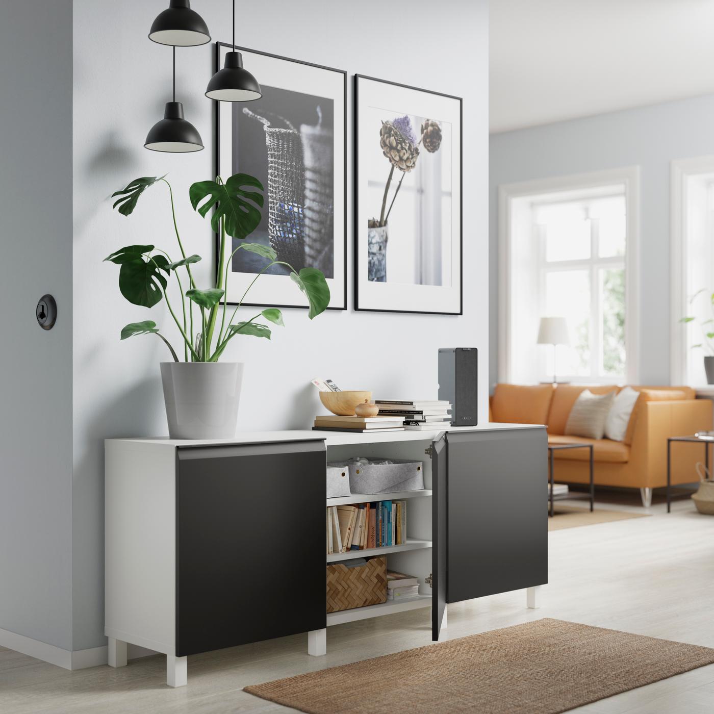 Un meuble de rangement BESTA  avec une porte ouverte laissant voir l'intérieur. 