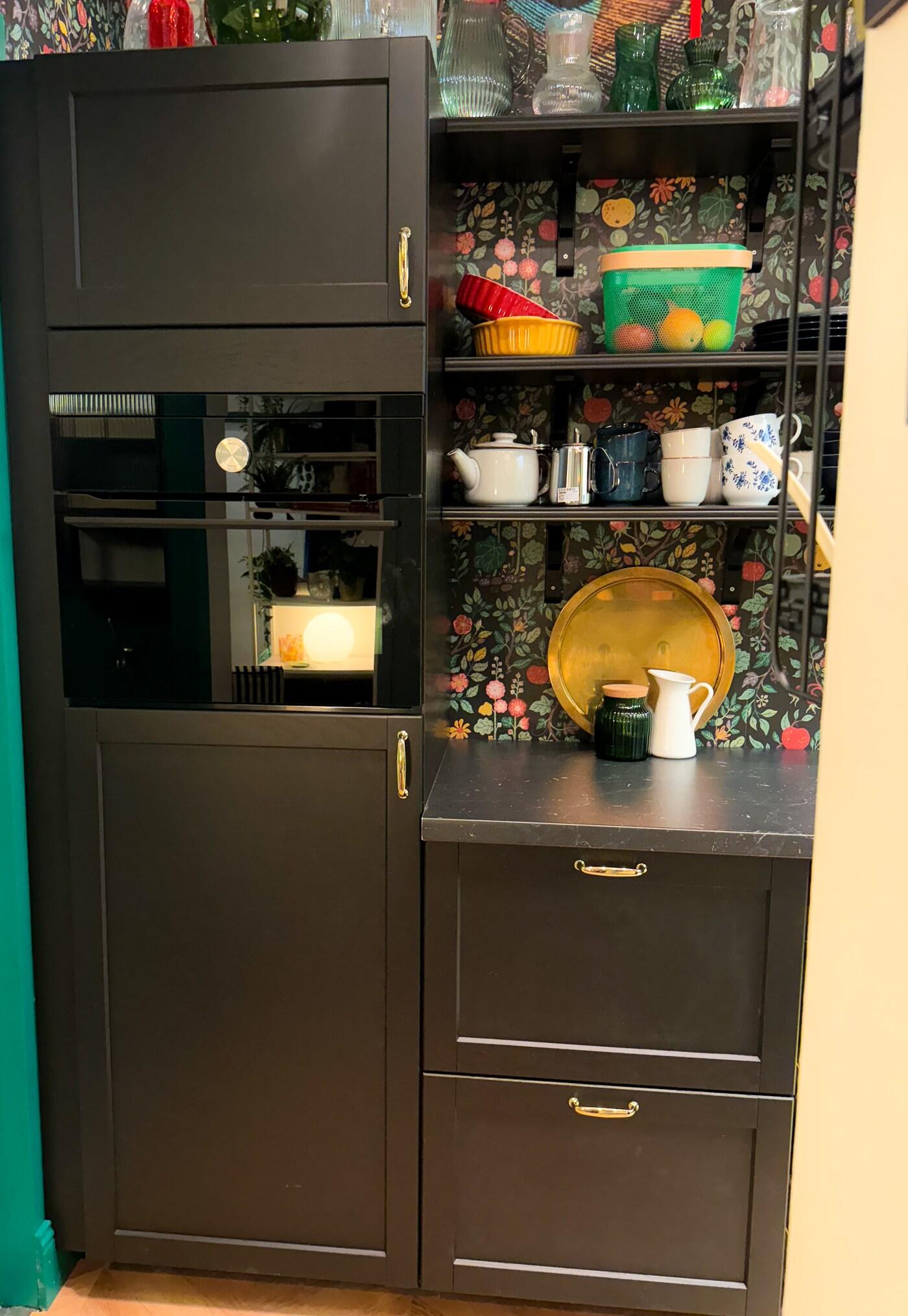 Un meuble de rangement dans une cuisine