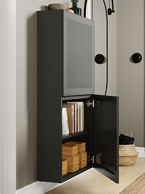 Un meuble de rangement MÖRTVIKEN situé à l'entrée avec la porte du dessous ouverte, montrant l'organisation intérieur.