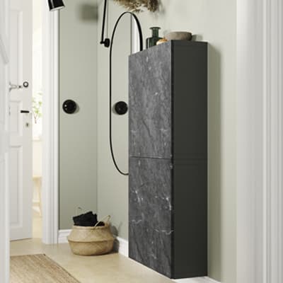 Un meuble de rangement mural BERGSVIKEN