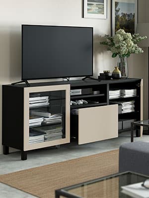 Un meuble de TV à la fois meuble de rangement SINDVIK dans un salon.