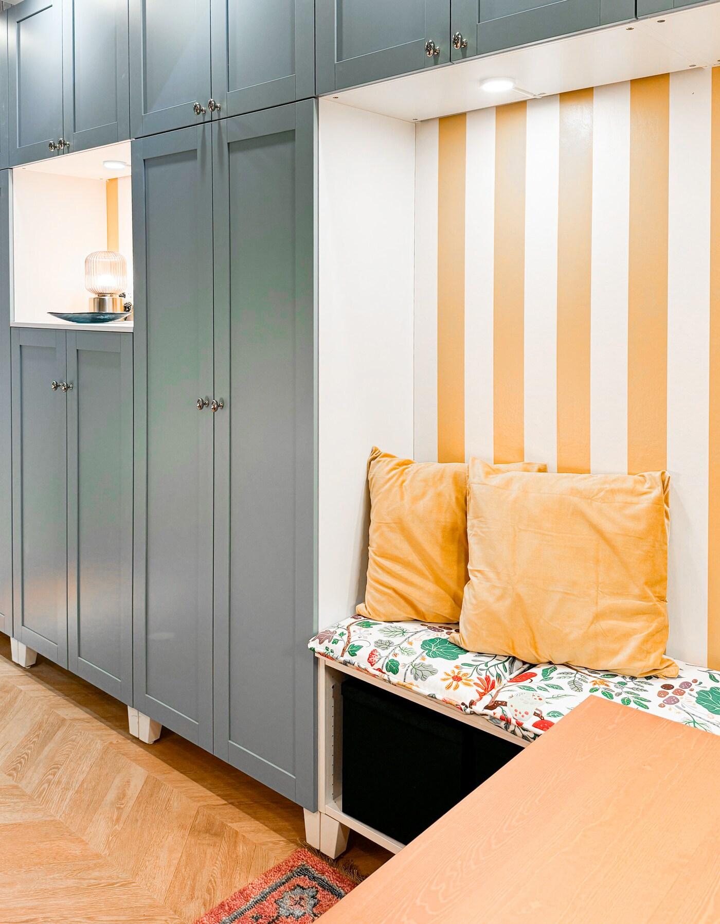 Un meuble platsa avec une banquette.